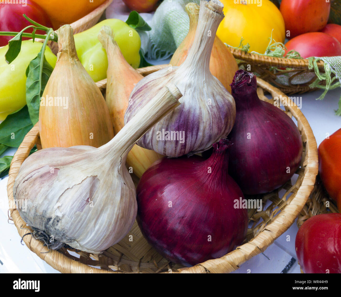 Large onions and garlic in a wicker basket Stock Photo - Alamy