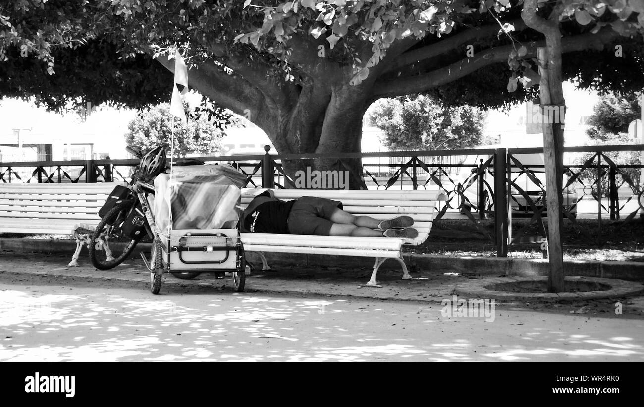 Man sleeping on park bench hi-res stock photography and images - Alamy
