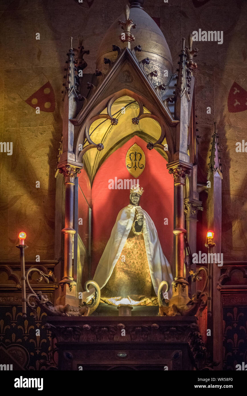 Black madonna statue rocamadour hi-res stock photography and images - Alamy