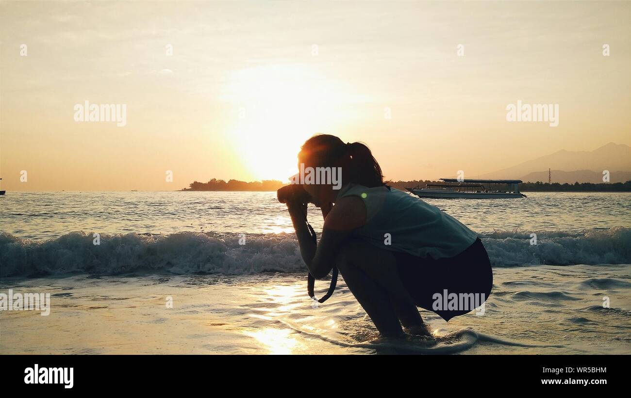 Woman sunset beach carefree hi-res stock photography and images - Alamy
