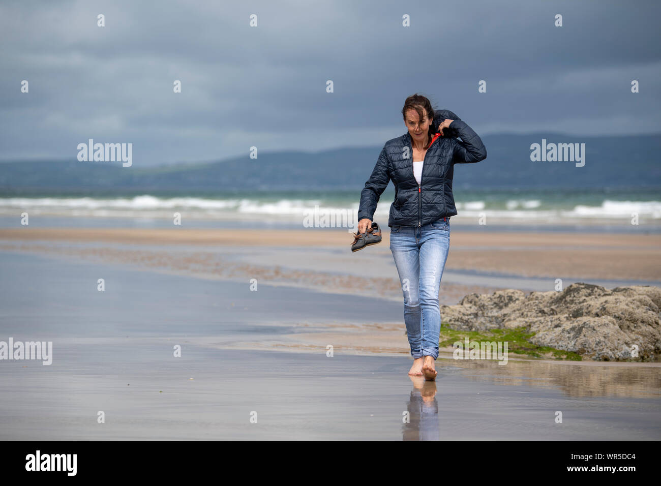 Walking barefoot on sand hi-res stock photography and images - Alamy