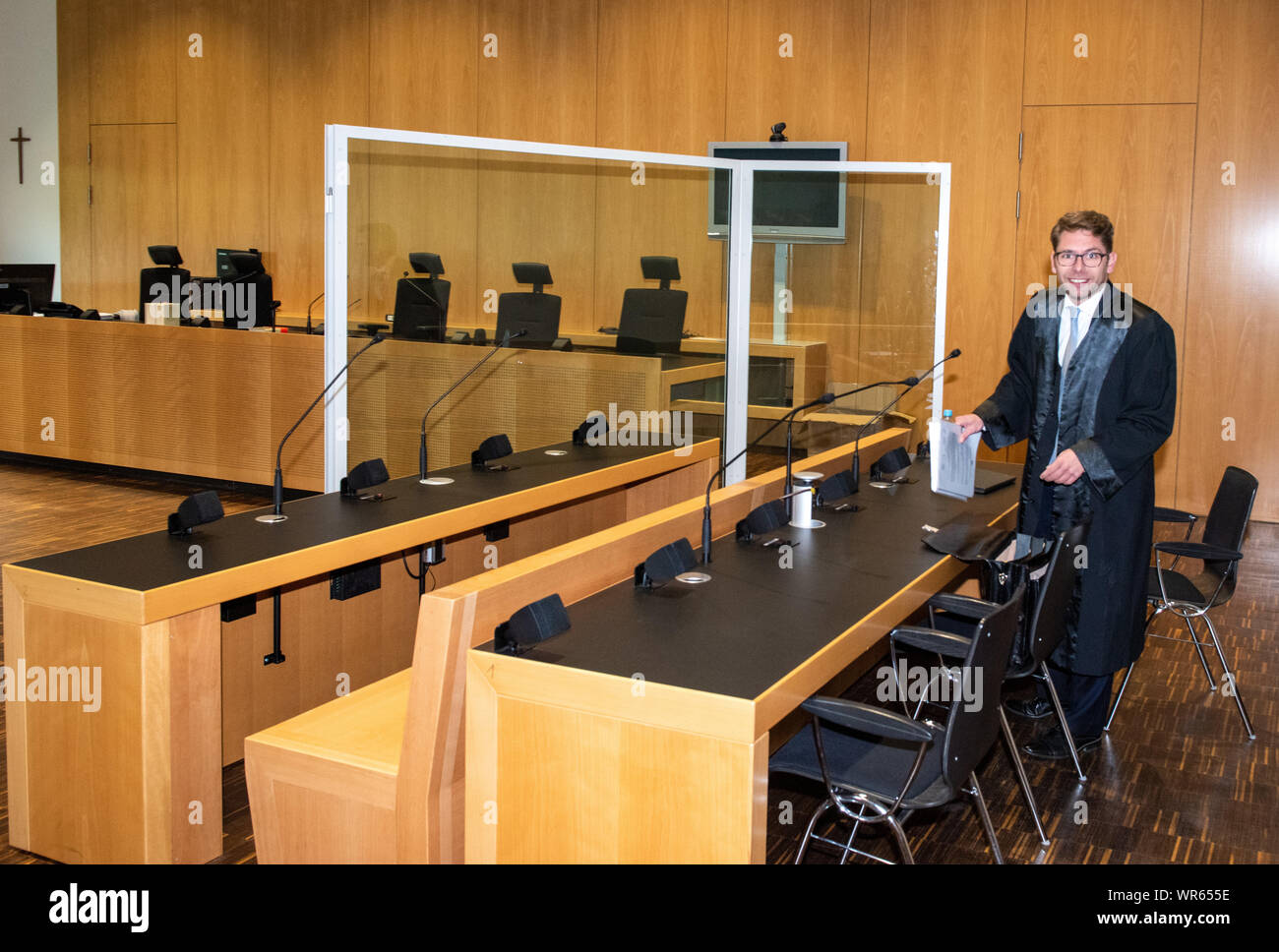 10 September 2019, Bavaria, Augsburg: In the regional court in Augsburg, the trial against the professional soccer player Caiuby is facing his defender Fabian Krötz in front of the empty dock. The Brazilian is said to have given a headbutt to a man and seriously injured the victim. The public prosecutor's office had obtained a penalty order against the professional for intentional bodily injury over a total of 135 daily rates. As the footballer has lodged an appeal, the case is now being heard in public. Caiuby did not appear in court. Photo: Stefan Puchner/dpa Stock Photo