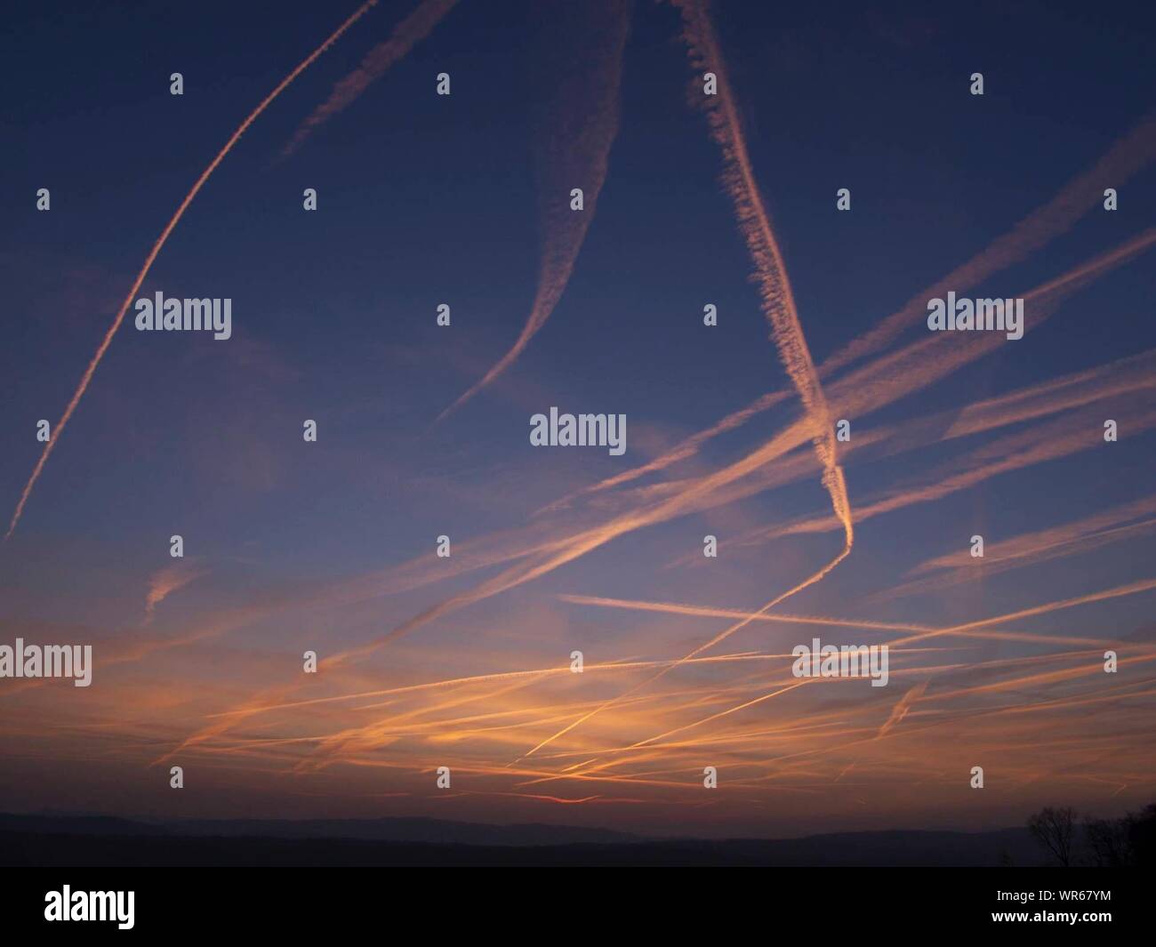 Vapor trail sunset hi-res stock photography and images - Alamy