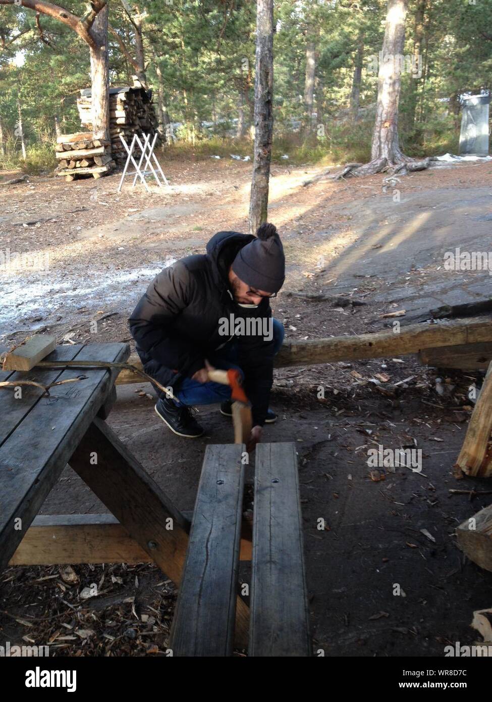 Man axe cutting hi-res stock photography and images - Alamy
