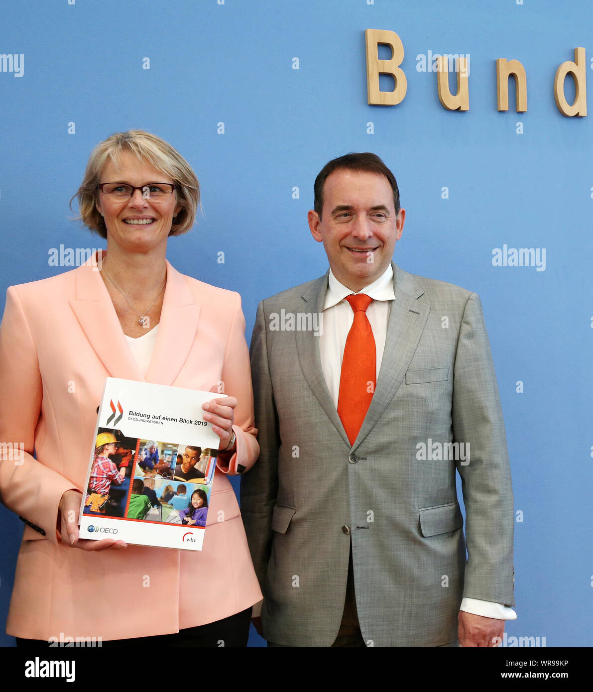 10 September 2019, Berlin: Anja Karliczek (CDU), Federal Minister of Education, and Alexander Lorz (CDU), Head of the Conference of Education Ministers, will take part in the presentation of the OECD study 'Education at a Glance 2019'. The study examines for all 36 OECD countries and 10 other countries what characterises their education systems, on what educational success depends and how promising individual and social investments in education are. Photo: Wolfgang Kumm/dpa Stock Photo