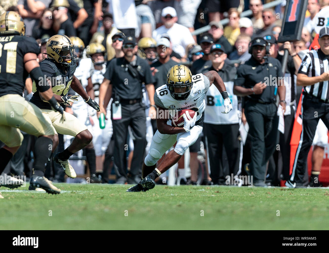 West Lafayette, Indiana, USA. 07th Sep, 2019. Vanderbilt wide receiver Kalija Lipscomb (16) runs with the ball after the catch during NCAA football game action between the Vanderbilt Commodores and the Purdue Boilermakers at Ross-Ade Stadium in West Lafayette, Indiana. Purdue defeated Vanderbilt 42-24. John Mersits/CSM/Alamy Live News Stock Photo