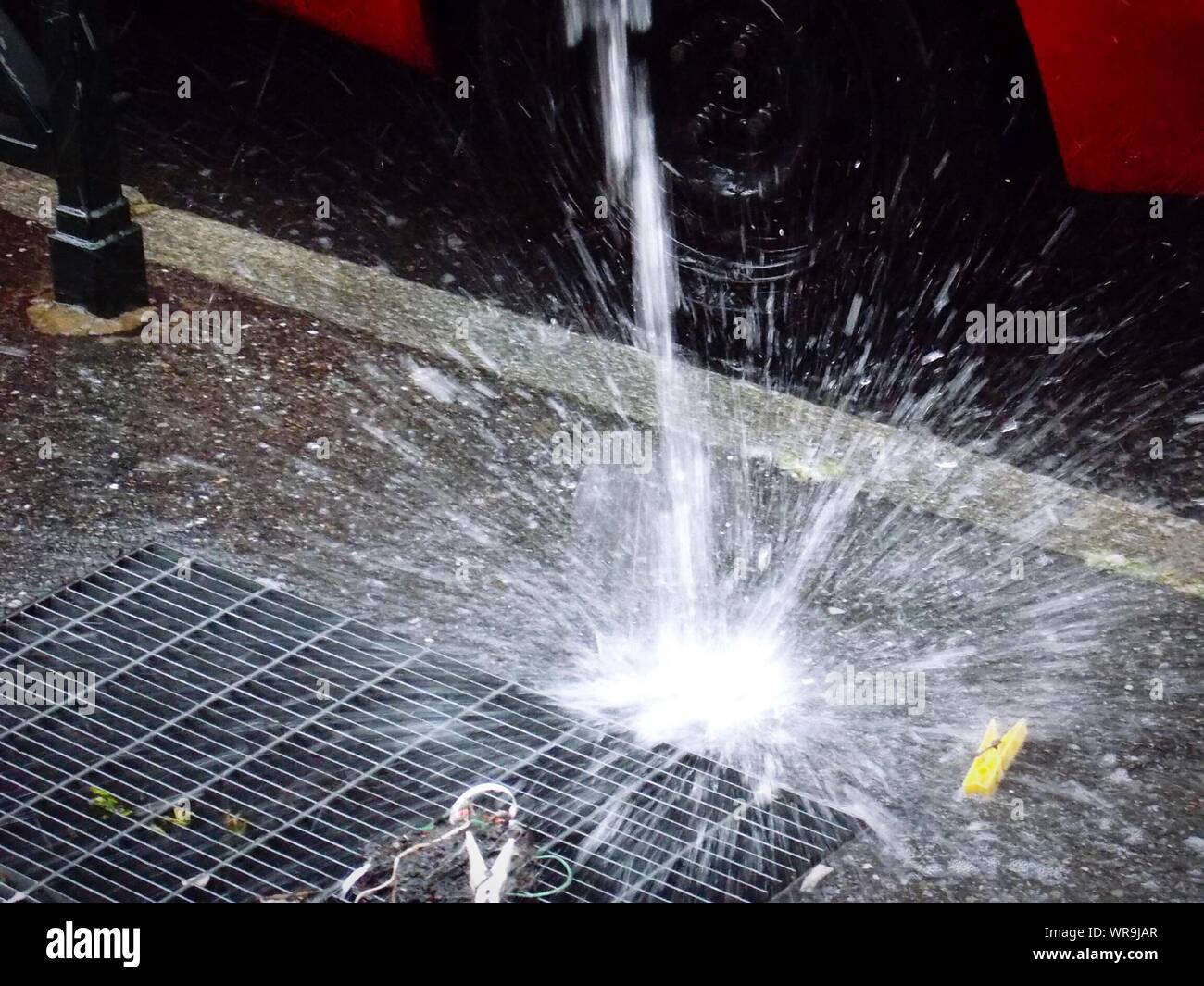 Splashing car hi-res stock photography and images - Alamy