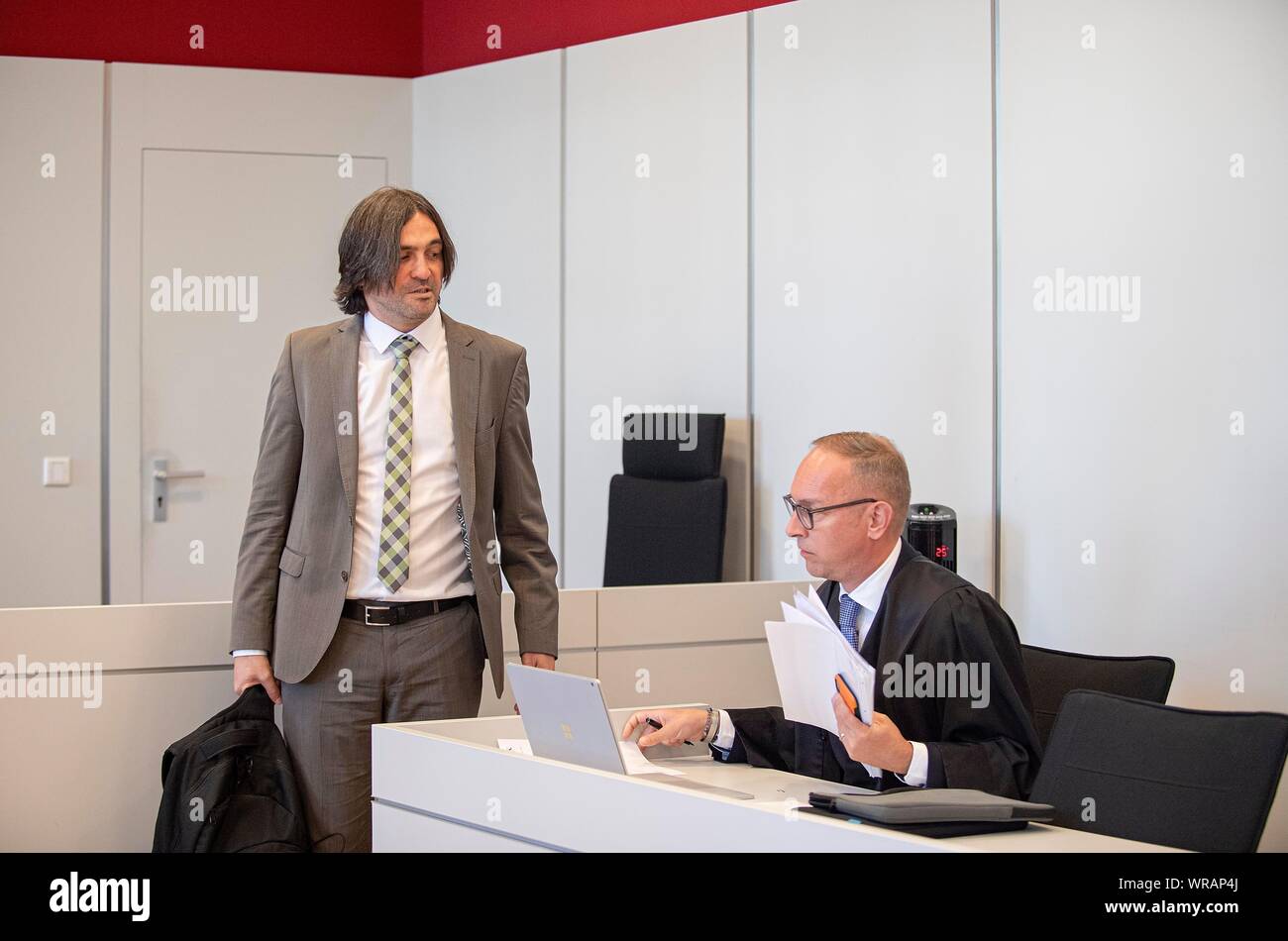 Duisburg, Deutschland. 10th Sep, 2019. The lawyer of the plaintiff Tanju KUETUEKE (KÃ tÃ k) walks at the Volkswagen representative (defendant) Attorney KELLER (KSP law firm). The 13th civil division of the district court of Duisburg is negotiating two proceedings in which the plaintiffs claim damages against Volkswagen AG. Regional Court Duisburg, on 10.09.2019 in Duisburg/Germany. | Usage worldwide Credit: dpa/Alamy Live News Stock Photo