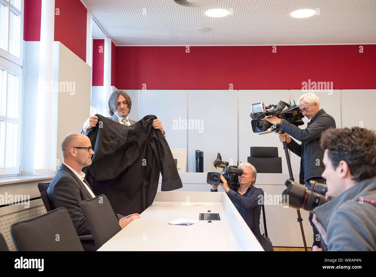 Lawyers Stefan JANSEN l. and Tanju KUETUEKE (KÃ tÃ k), the Reachtsanwaelte the plaintiff The 13th Civil Division of the Duisburg Regional Court negotiated two cases in which the Klaeger claims for damages against Volkswagen AG asserted. Regional Court Duisburg, on 10.09.2019 in Duisburg/Germany. | Usage worldwide Stock Photo