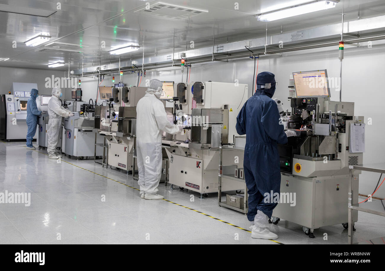 Semiconductor wafers hi-res stock photography and images - Alamy