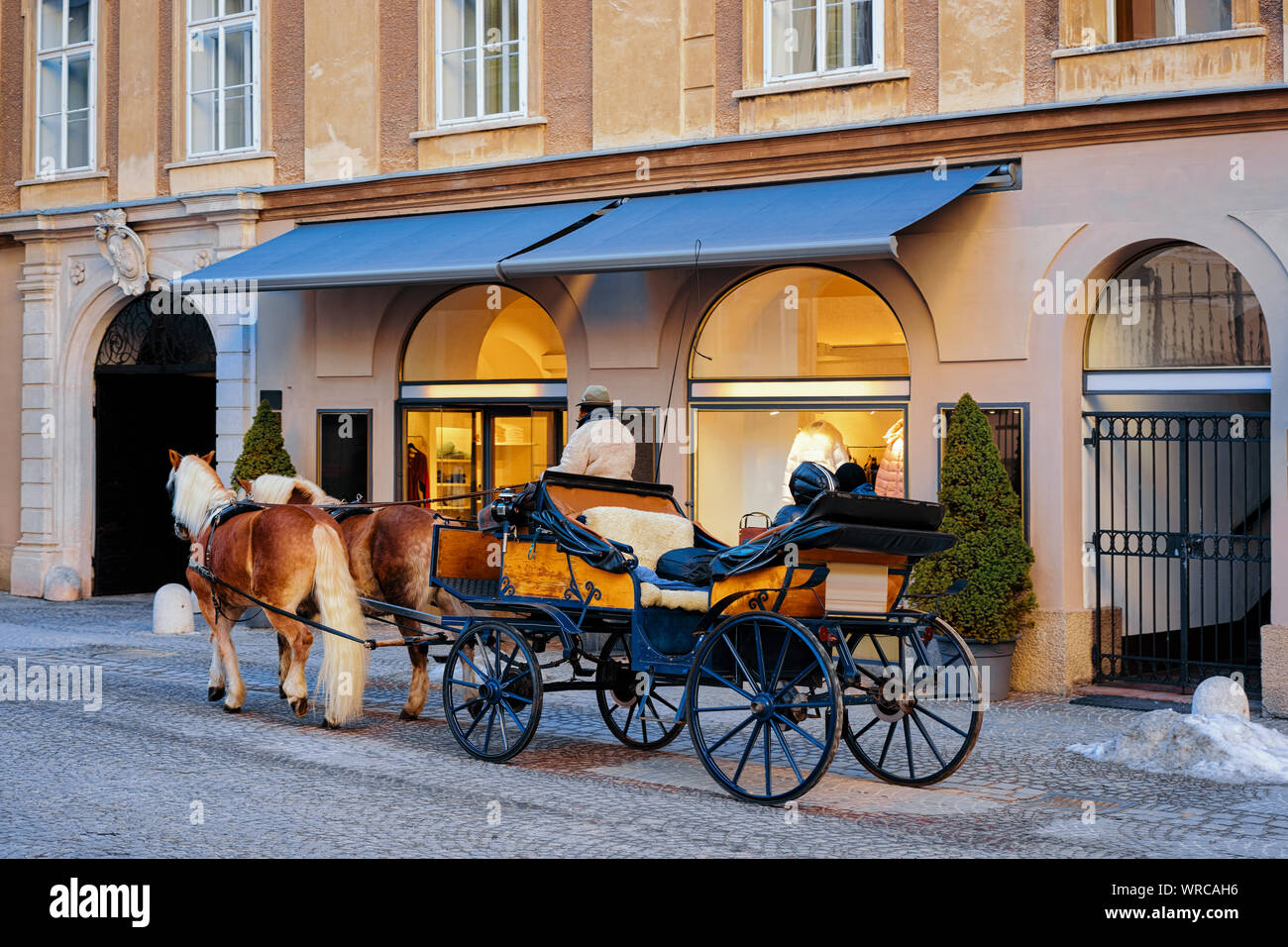 City snow horse carriage hi-res stock photography and images - Alamy