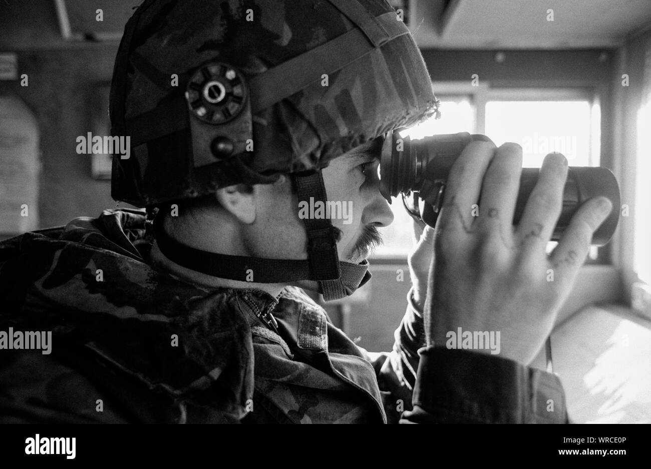 Soldiers from the 1st Battalion, Queen's Own Highlanders army regiment, on patrol in West Belfast, Northern Ireland, in December 1992. Stock Photo