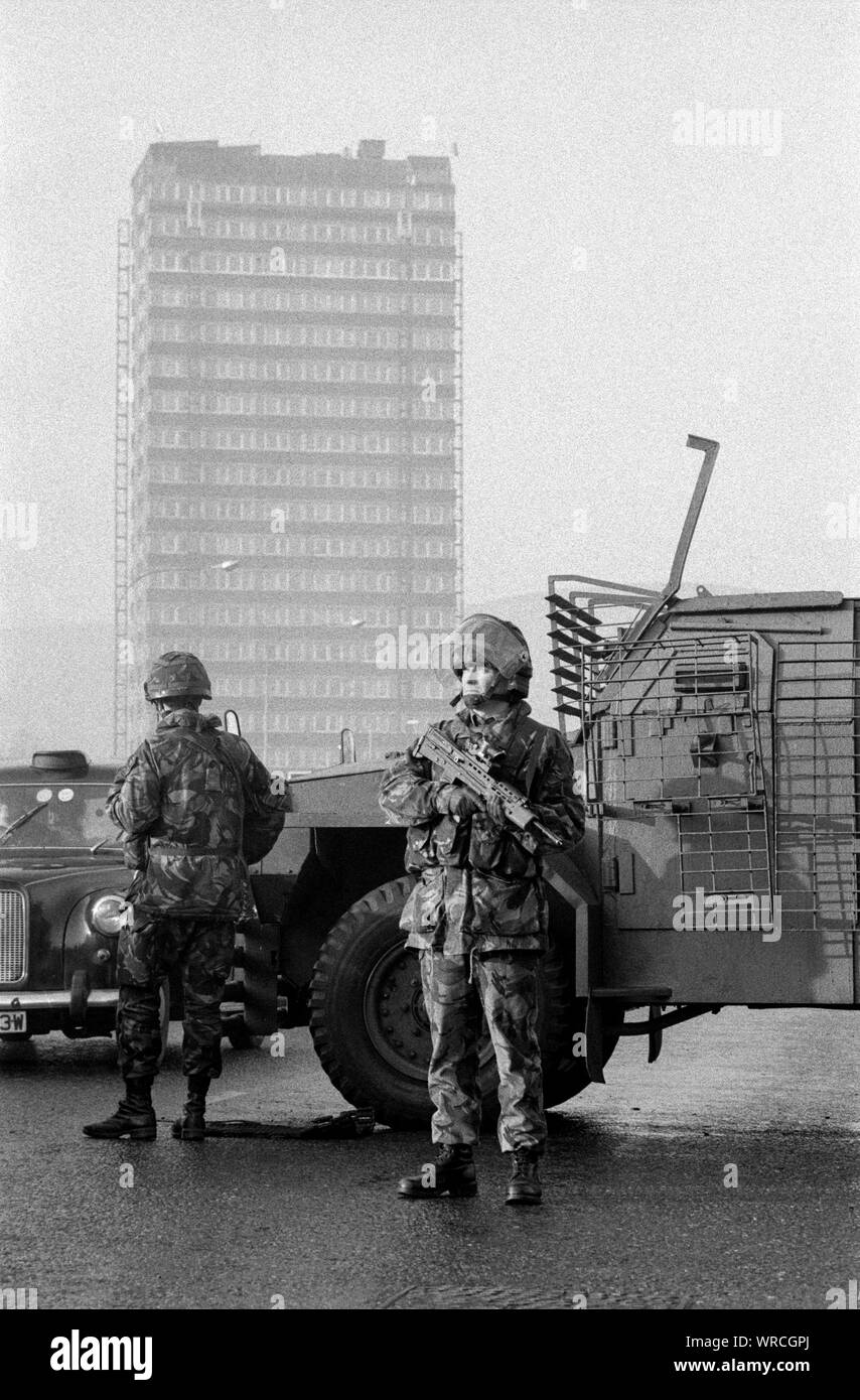 Soldiers from the 1st Battalion, Queen's Own Highlanders army regiment, on patrol in West Belfast, Northern Ireland, in December 1992. Stock Photo