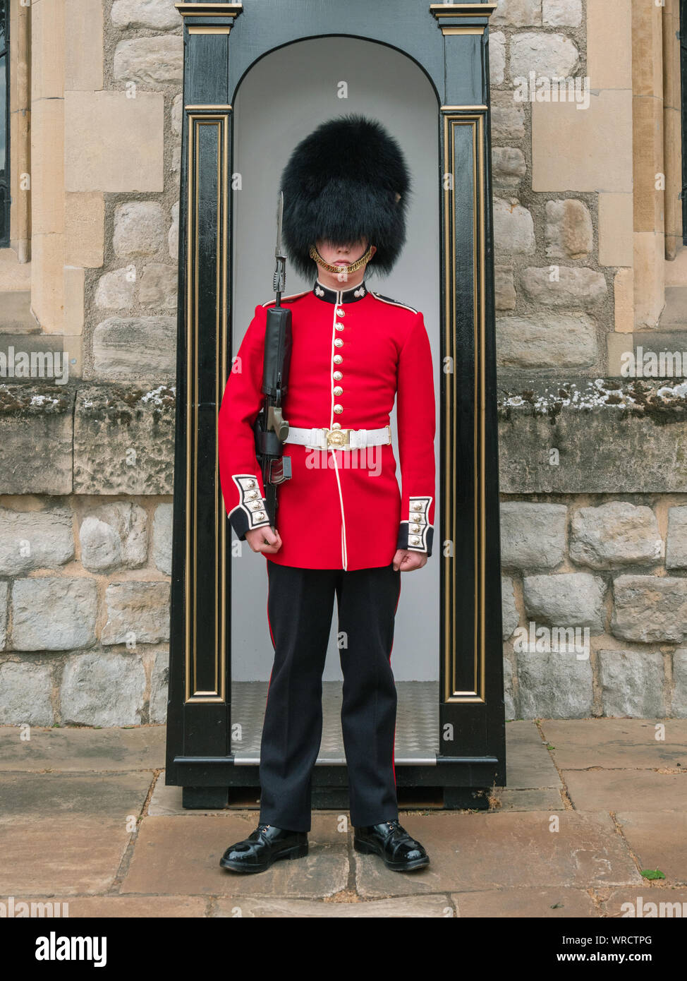 London Uk April 19 Solider Of Tower Of London Soldier Of The English Guard Patrols Inside Tower Of London In The Service Of The Queen Of Engla Stock Photo Alamy