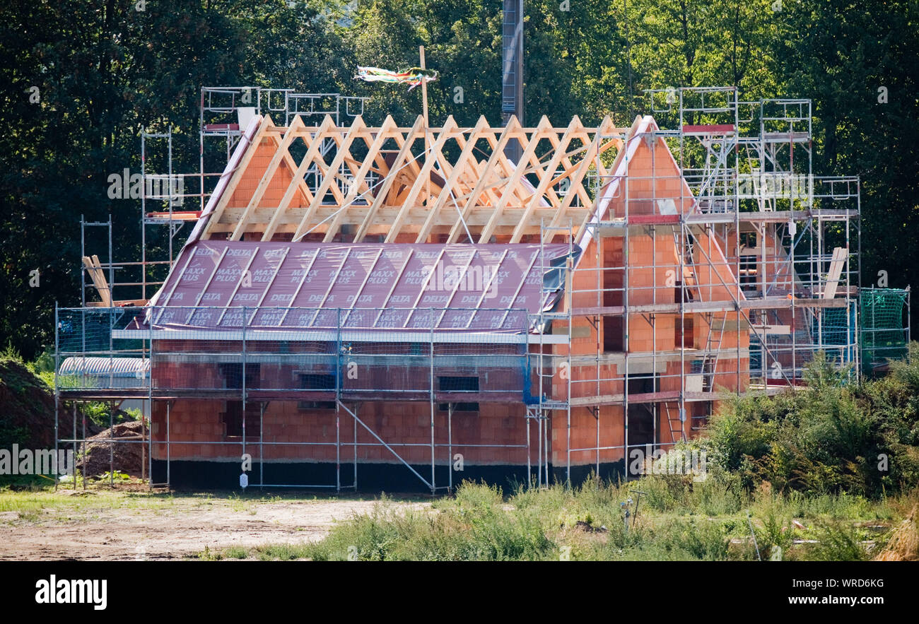 Laatzen, Germany. 10th Sep, 2019. A topping-out wreath blows on the roof truss of a newly built detached house in a new housing estate in the Hanover region. Despite a damper in June, the construction boom brought the companies significantly higher sales in the first half of 2019. Among other things, the continuing high demand for houses and apartments is making the cash registers ring. Credit: Julian Stratenschulte/dpa/Alamy Live News Stock Photo