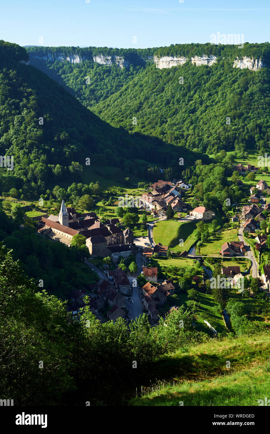 Baume-les-Messieurs village and the limestone steephead valley of the Jura escarpment, Reculée de Baume in Bourgogne-Franche-Comté in eastern France Stock Photo