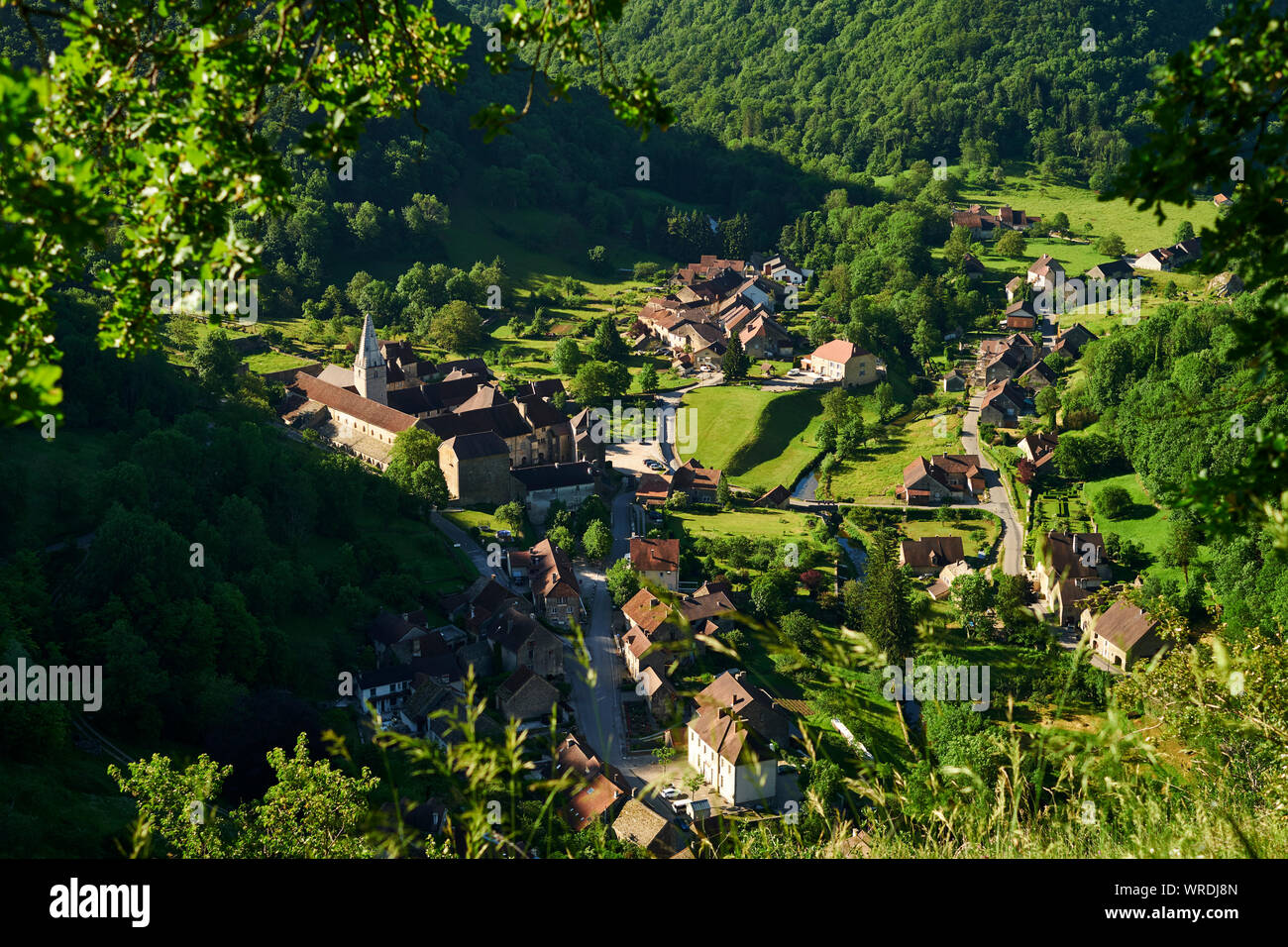 Looking down onto Baume-les-Messieurs village and the Jura landscape of the Reculée de Baume in Bourgogne-Franche-Comté in eastern Fra Stock Photo
