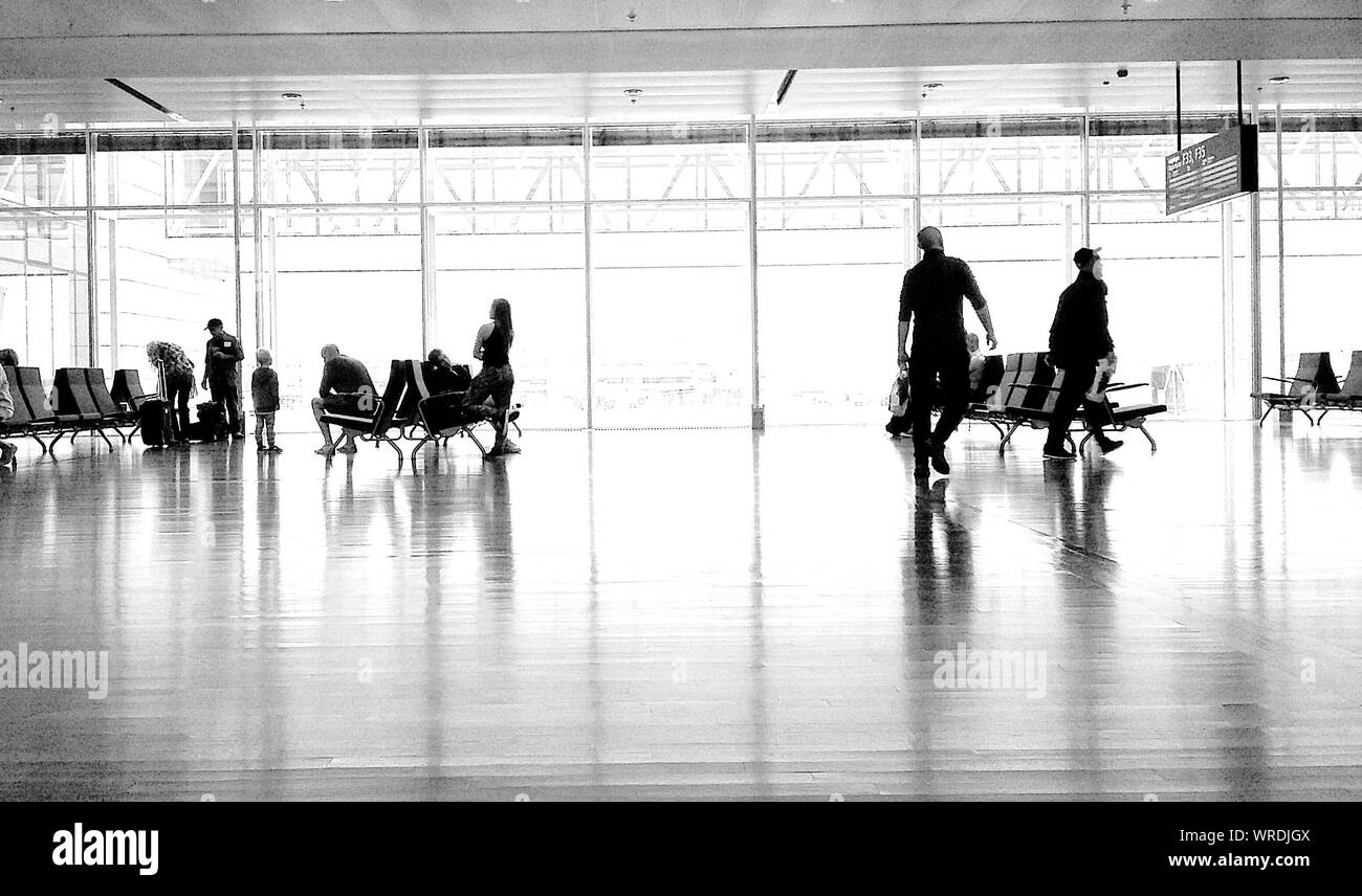 Airport Terminal Black and White Stock Photos & Images Alamy