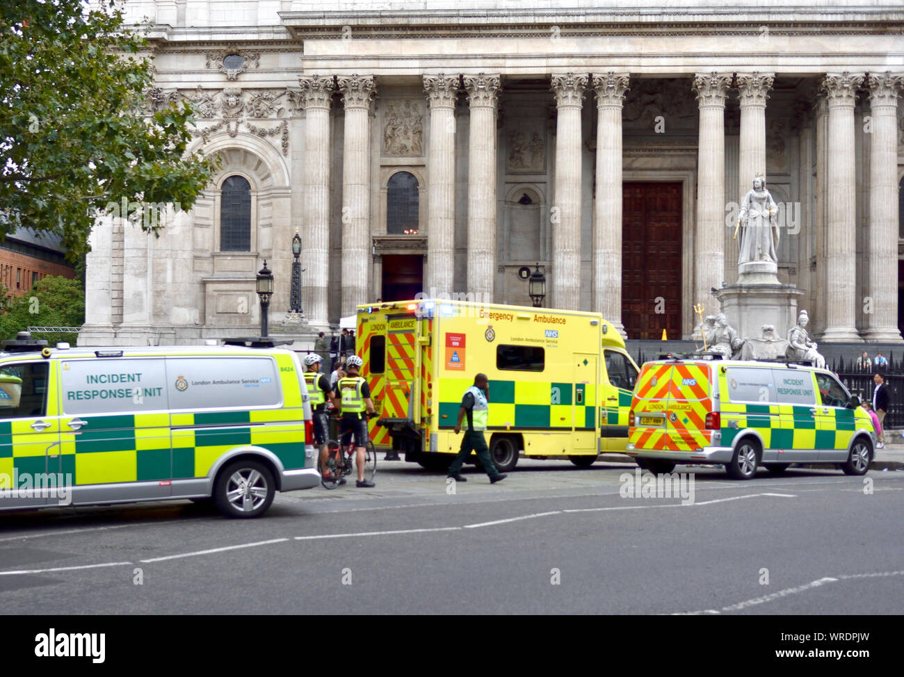 Christmas Craft Event Ontario Ambulance 2022 Page 2 - Emergency Response Unit High Resolution Stock Photography And  Images - Alamy