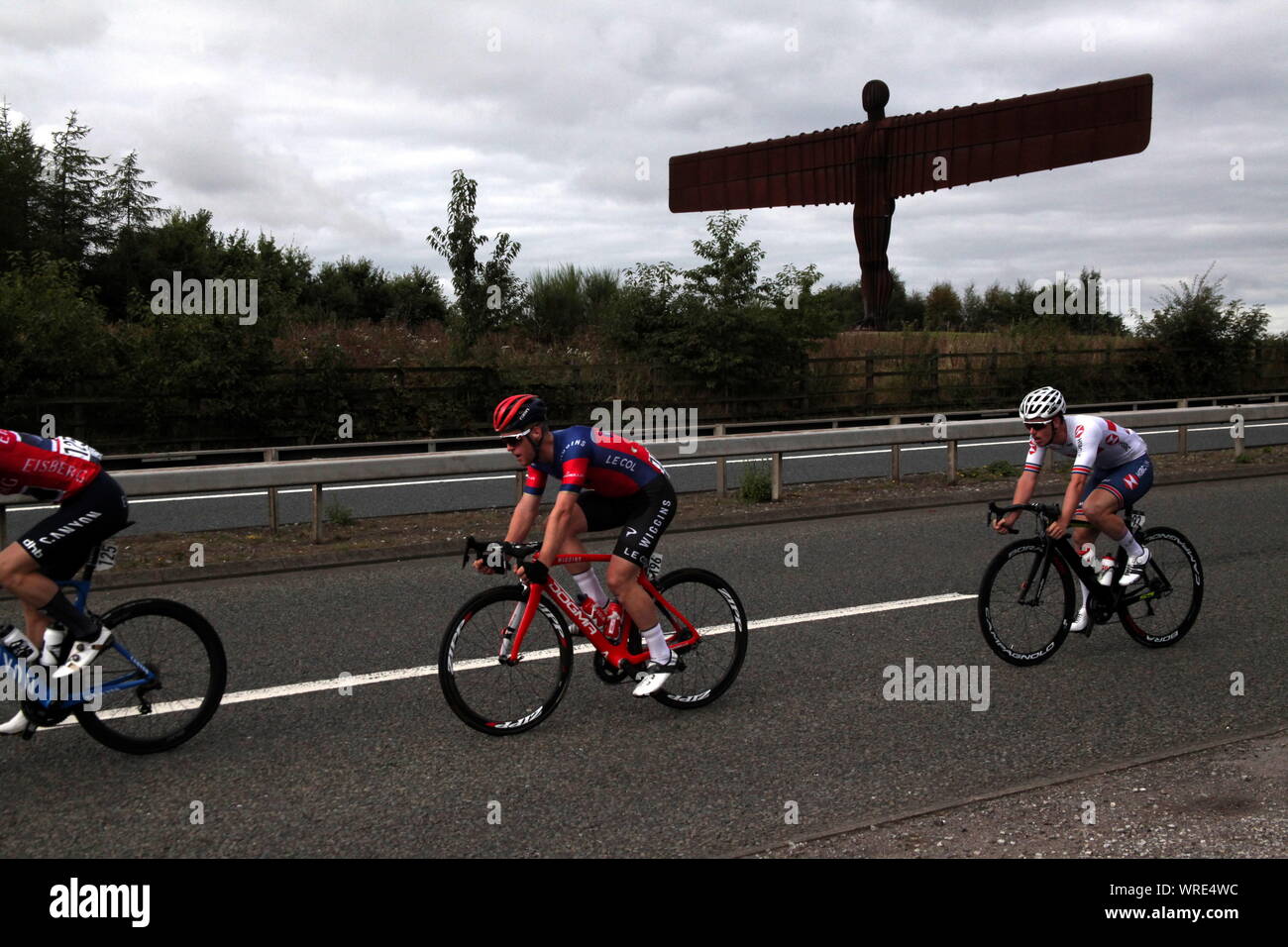 Gateshead, UK, 10th September, 2019, Stage four of Tour of Britain 2019 Cycling passing Anthony Gormley’s world-famous Angel of the North sculpture, Credit:DavidWhinham/Alamy Live News Stock Photo