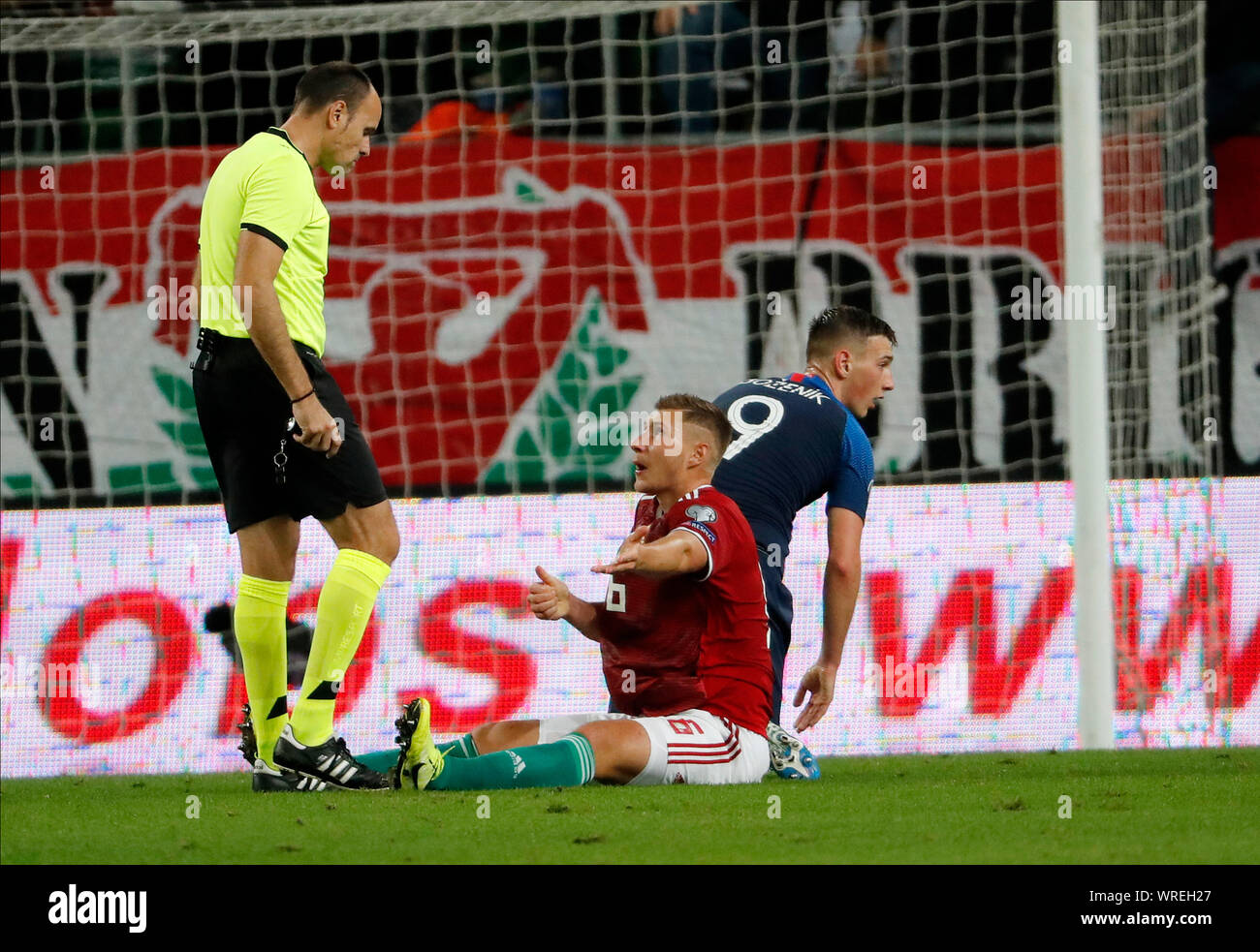 BUDAPEST, HUNGARY - SEPTEMBER 9: (l-r) Referee Antonio Mateu Lahoz  listens to Willi Orban of Hungary next to Robert Bozenik of Slovakia during the 2020 UEFA European Championships group E qualifying match between Hungary and Slovakia at Groupama Arena on September 9, 2019 in Budapest, Hungary. Stock Photo