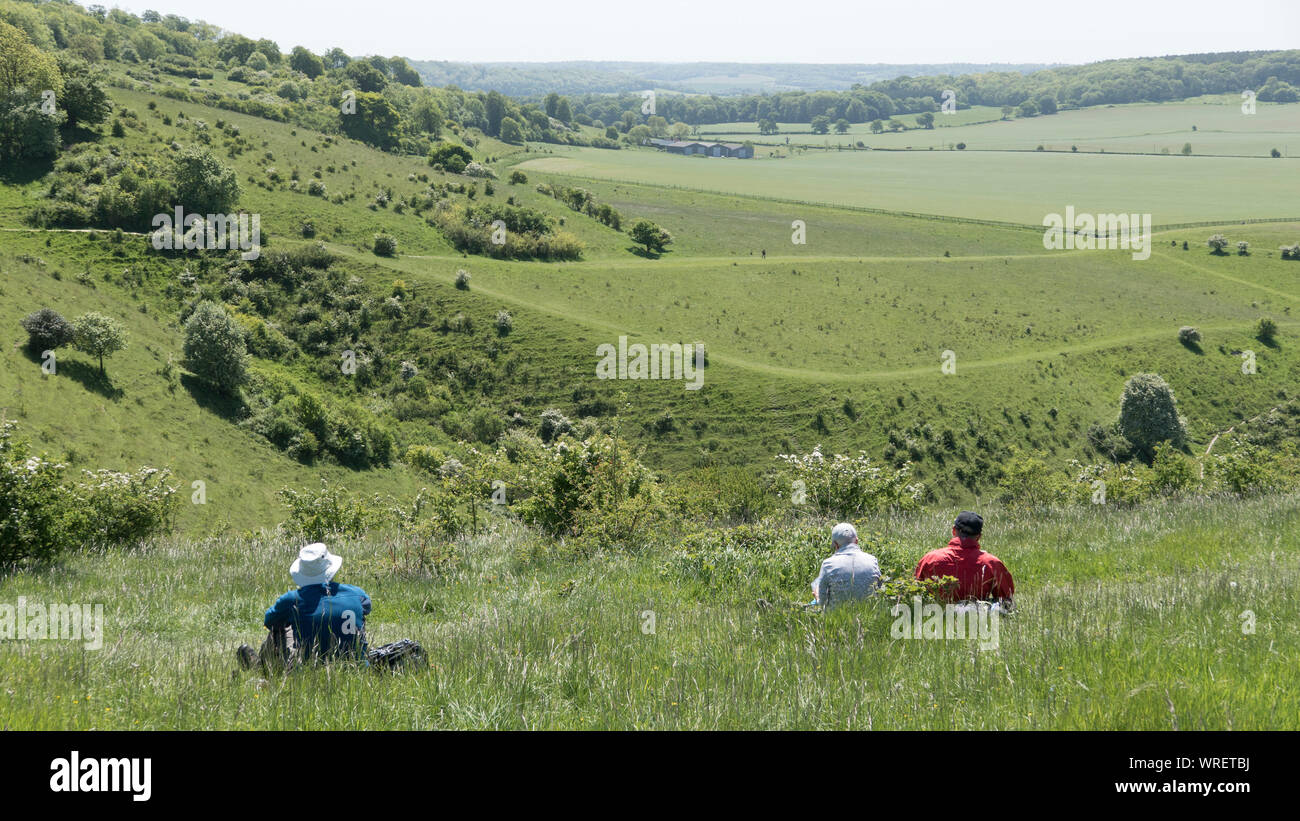 walkers stop for lunch on Chiltern Way in Chilterns in Buckinghamshire Stock Photo