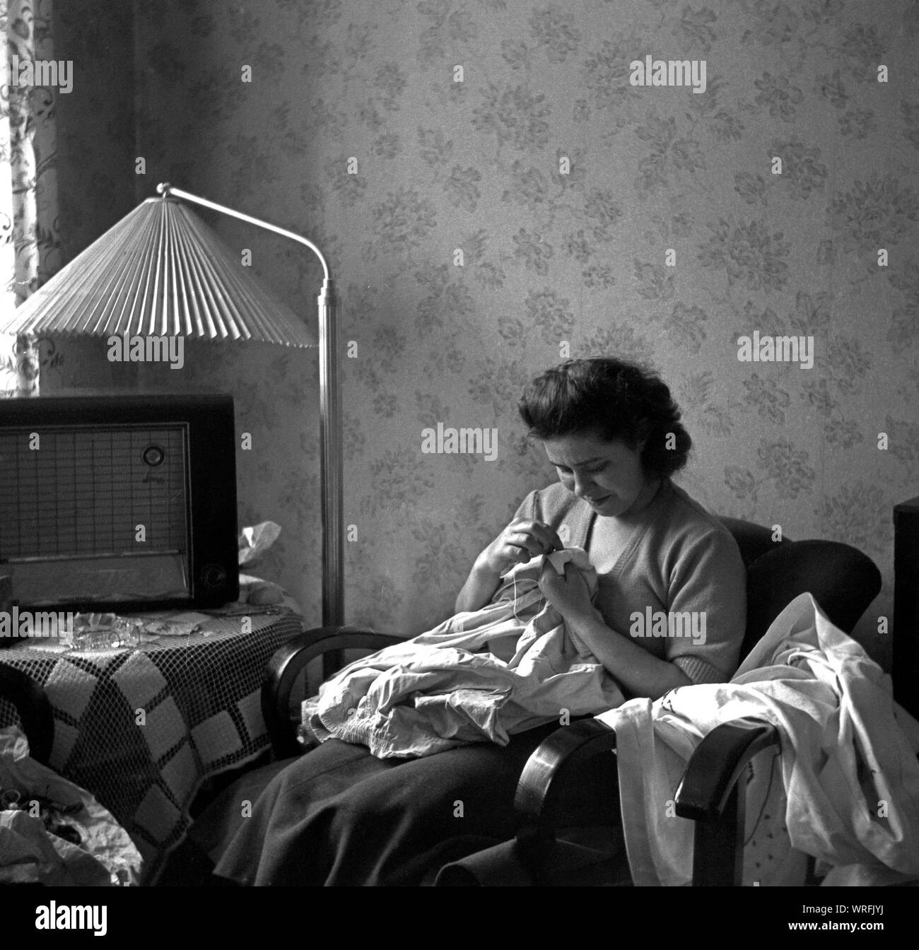 Europa, Deutschland, Hamburg, junge Frau bei Näharbeiten , 1950er Jahre .  /  Europe, Germany, Hamburg, young lady makes needle work , in the 1950th Stock Photo