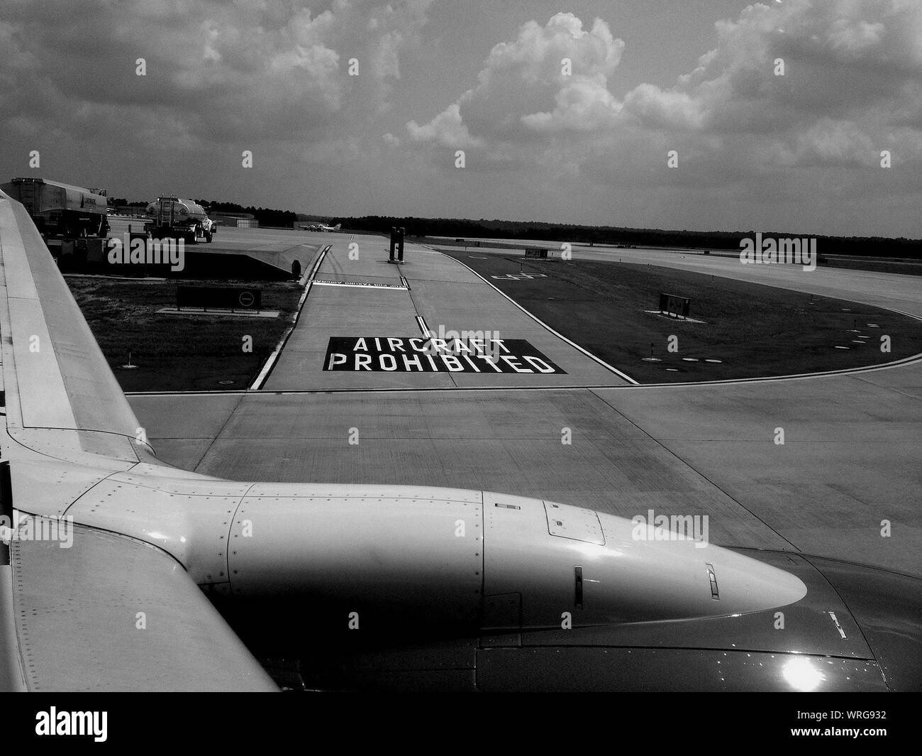 Cloud airport Black and White Stock Photos & Images - Alamy