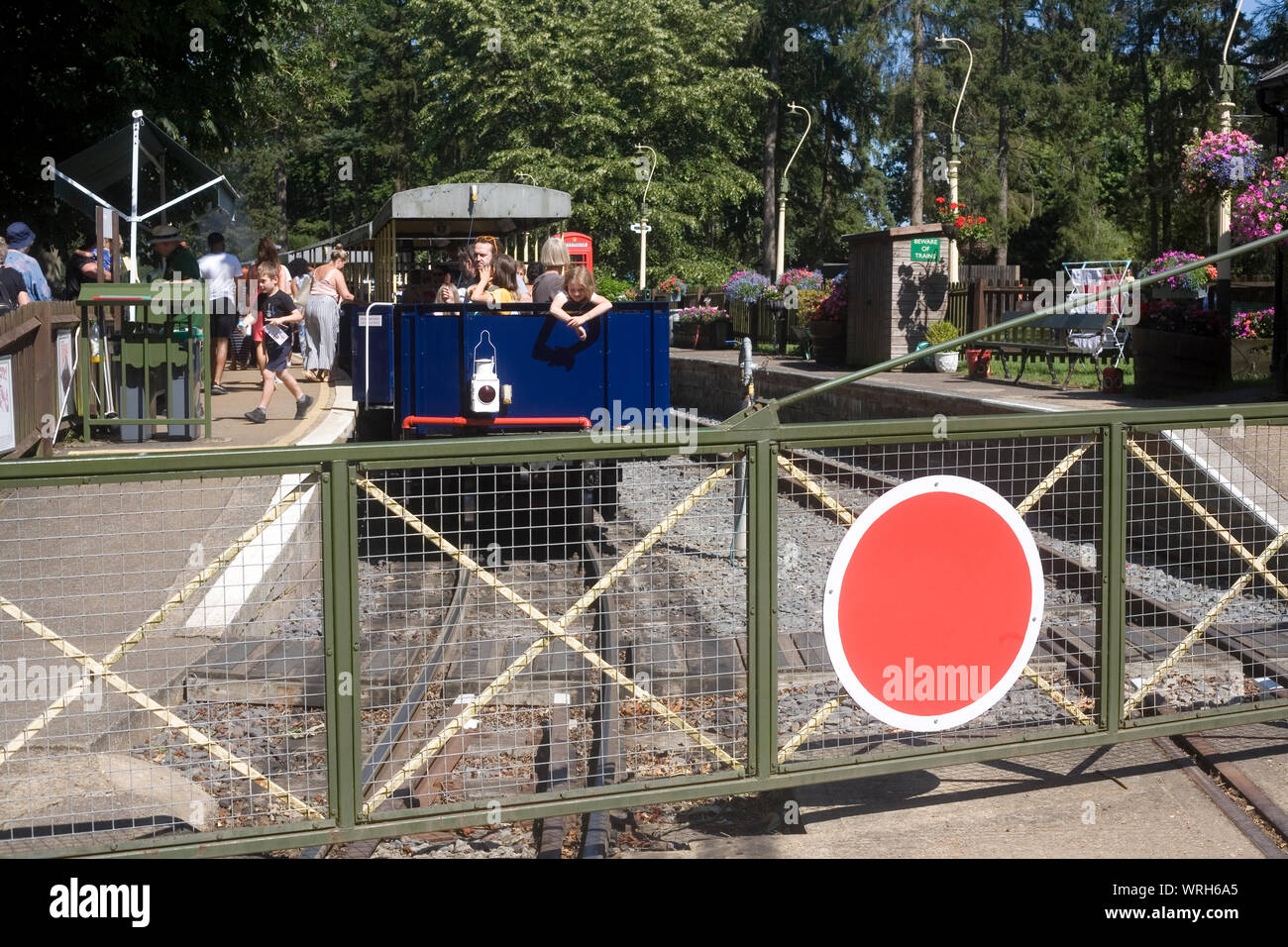 Whipsnade zoo railway station with close crossing gate and passengers boarding and alighting Stock Photo