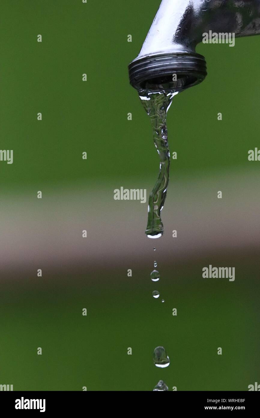 Tropfender Wasserhahn mit stehenden Tropfen in der Luft | Makroaufnahme * Dripping faucet with standing drops in the air | In slow motion Stock Photo