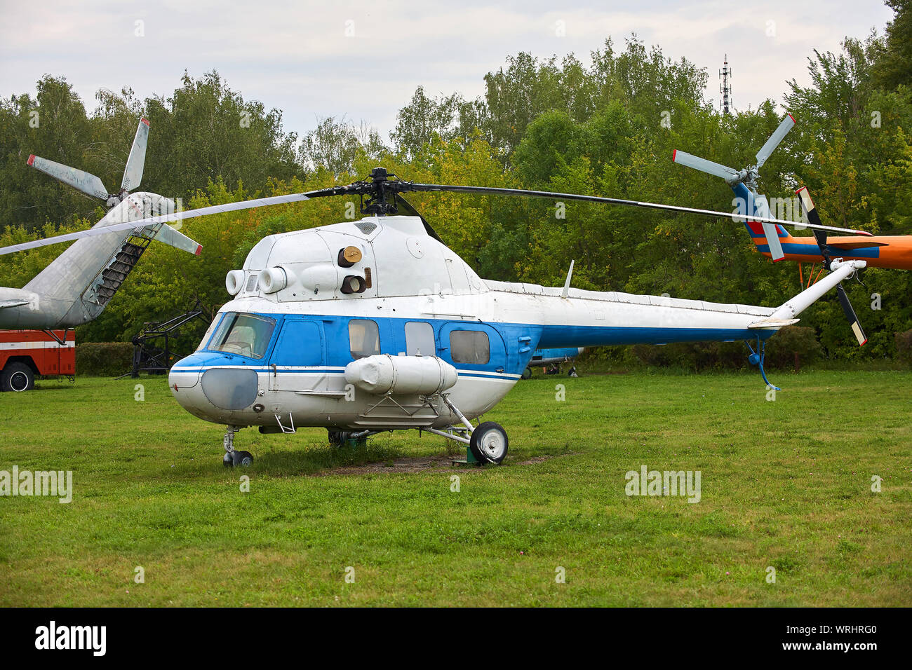 White and blue helicopter hi-res stock photography and images - Alamy
