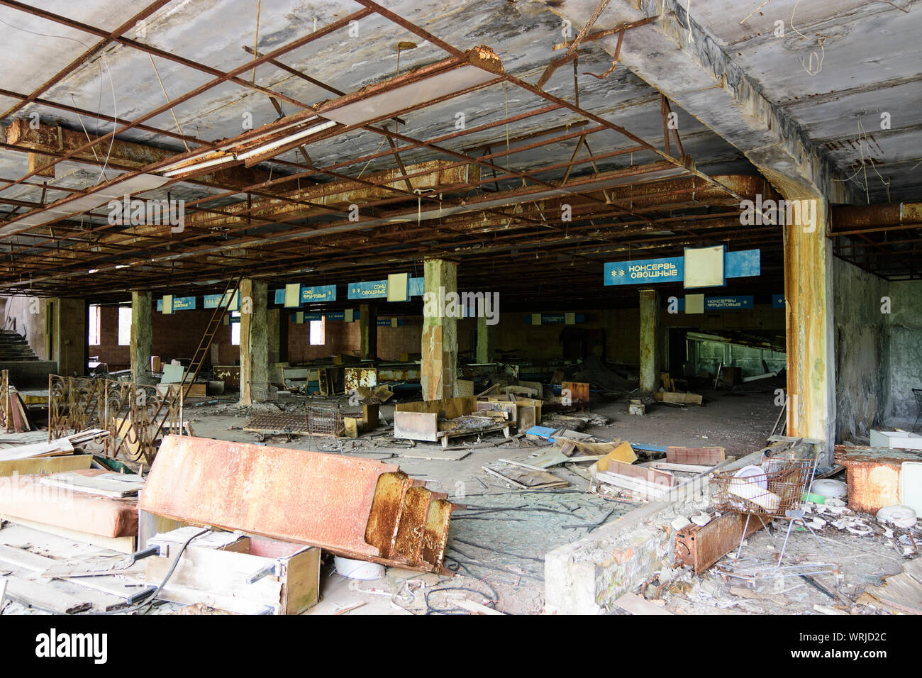 Pripyat (Prypiat): abandoned supermarket in Chernobyl (Chornobyl) Exclusion Zone, Kiev Oblast, Ukraine Stock Photo