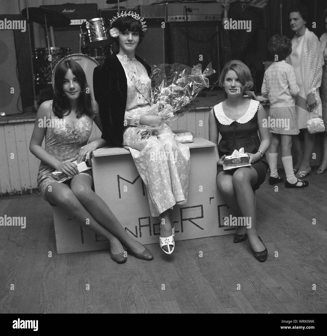 Teenagers of the 60s hi-res stock photography and images - Alamy
