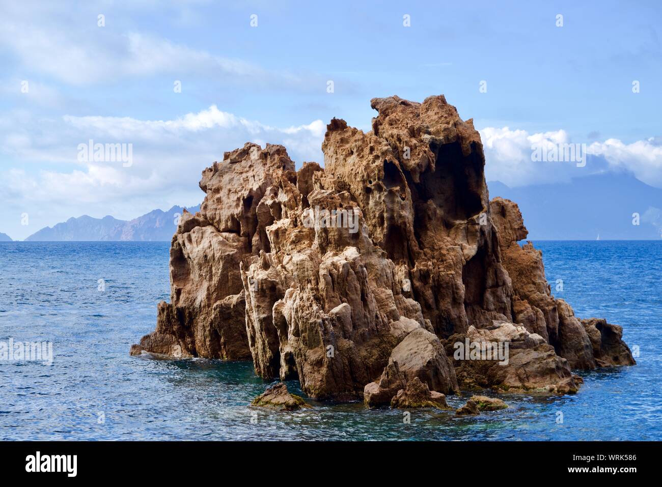 Rock lined coast hi-res stock photography and images - Alamy