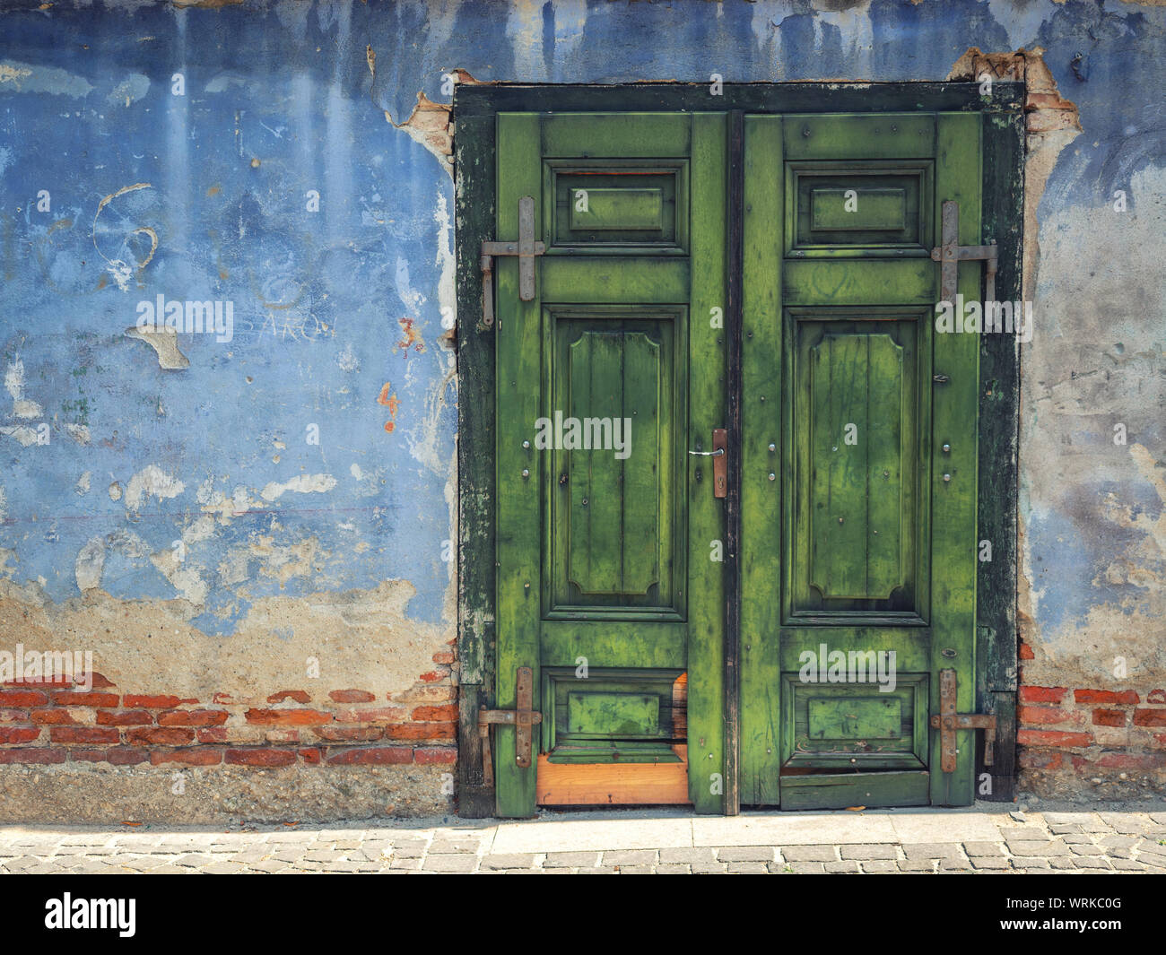 Green door pink wall building hi-res stock photography and images - Alamy