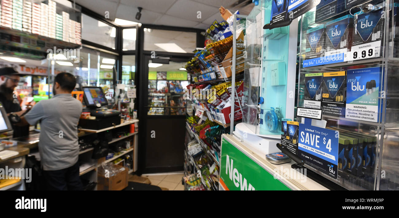 Convenient mart hires stock photography and images Alamy