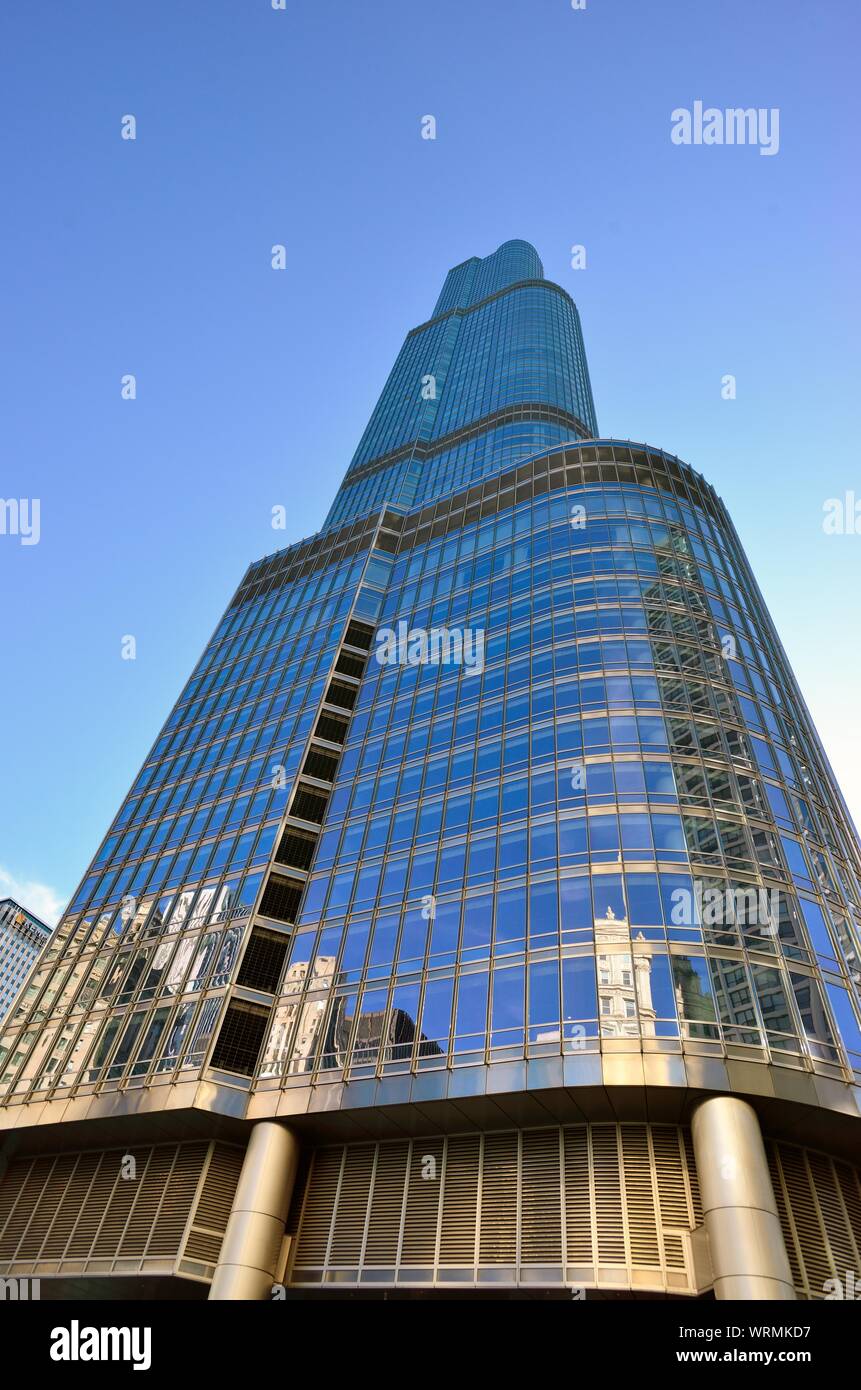 Chicago, Illinois, USA. Rising above the north bank of the Chicago River is Trump Tower (also known as Trump International Hotel and Tower). Stock Photo