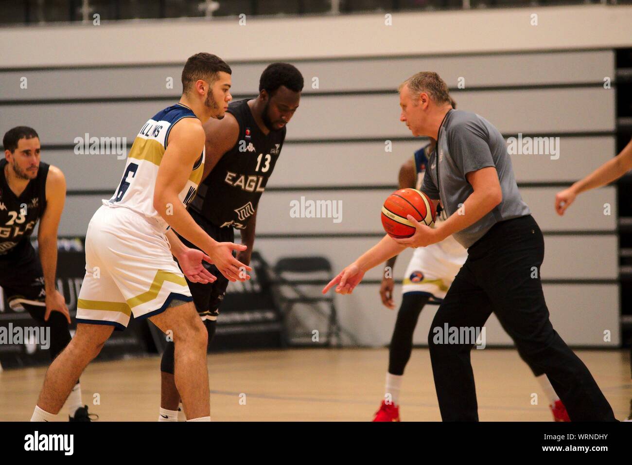 Newcastle upon Tyne, England, 6 September 2019. The referee pointing to the spot where the Newcastle Eagles player Darius Defoe should stand for the tip off against Jordon Williams of Worcester Wolves in their pre season basketball match at the Eagles Community Arena. Stock Photo