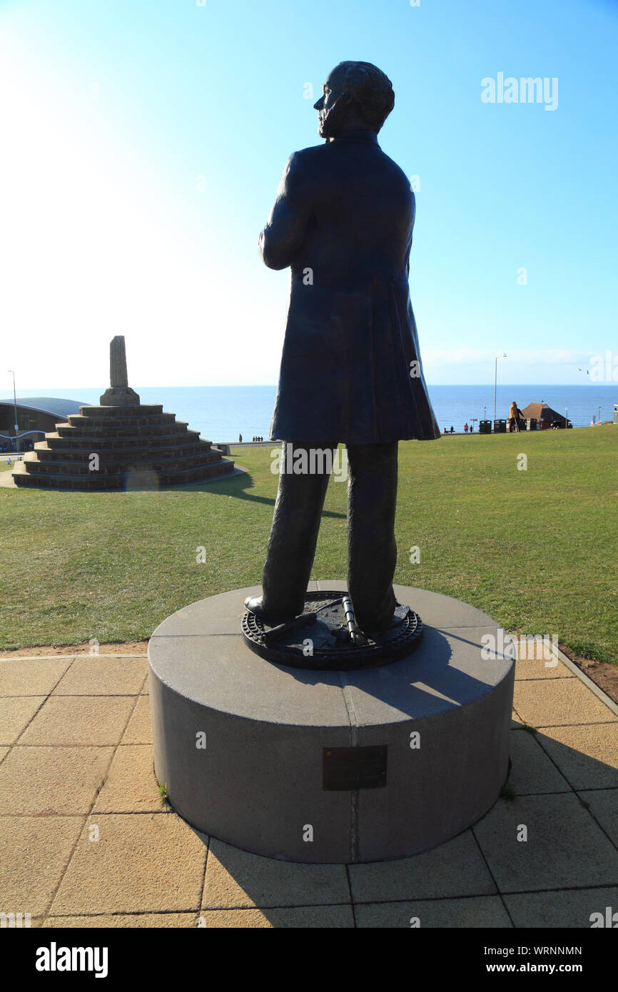 Henry Styleman LeStrange, statue, looking over the Green and The Wash, Hunstanton Stock Photo