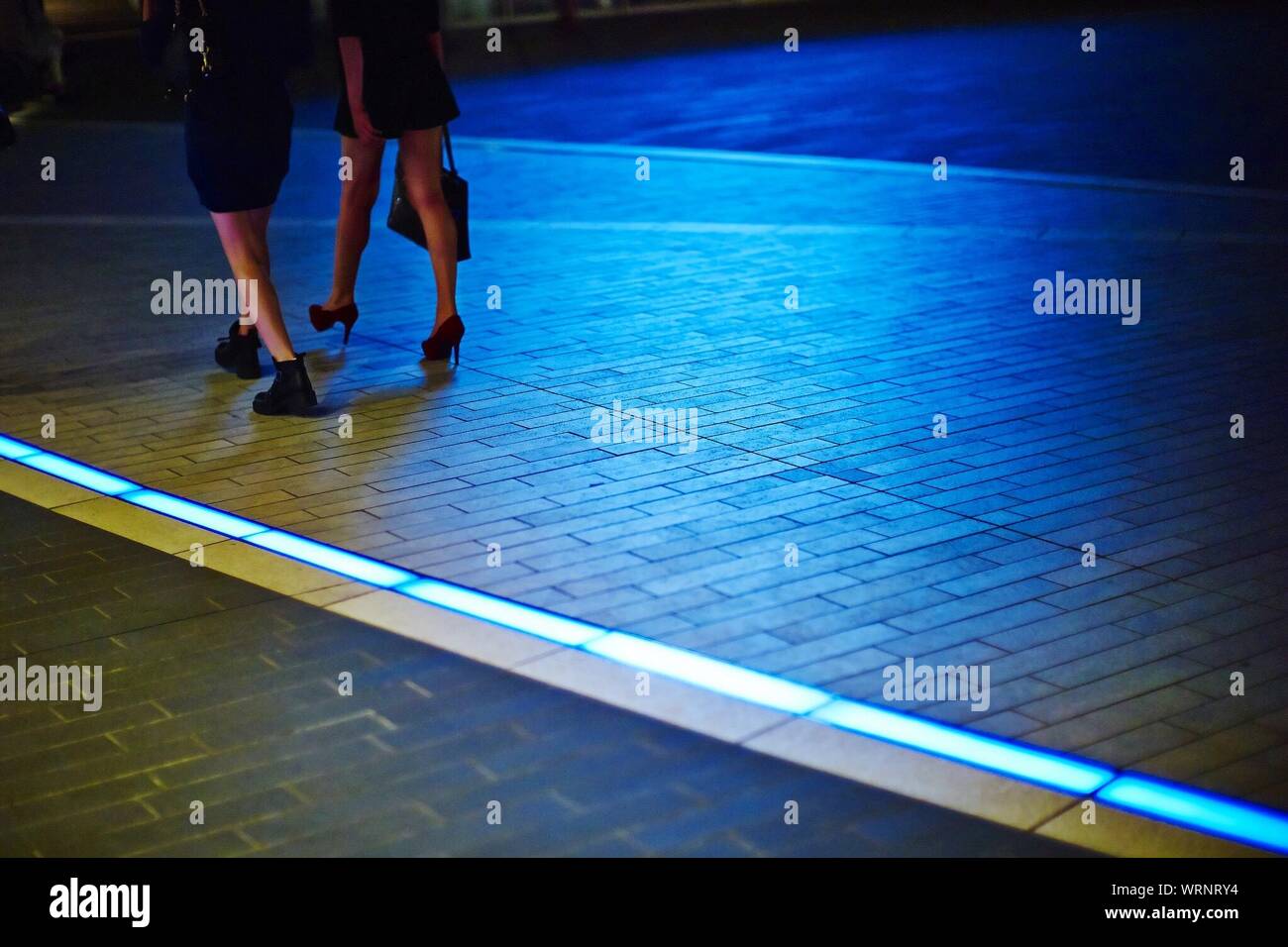 Women walking street night rear hi-res stock photography and images - Alamy