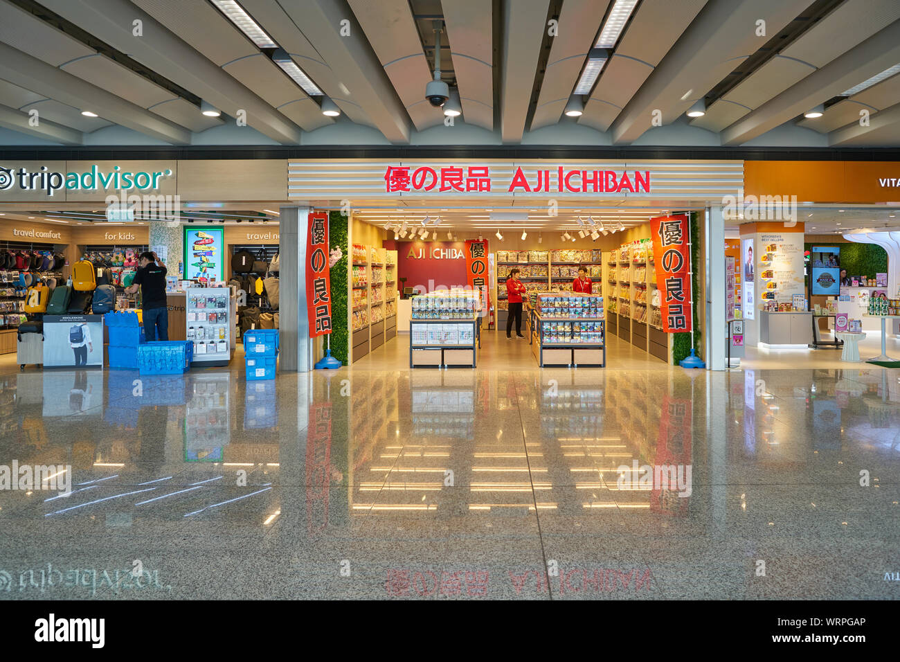 Hong kong airport shopping hires stock photography and images Alamy
