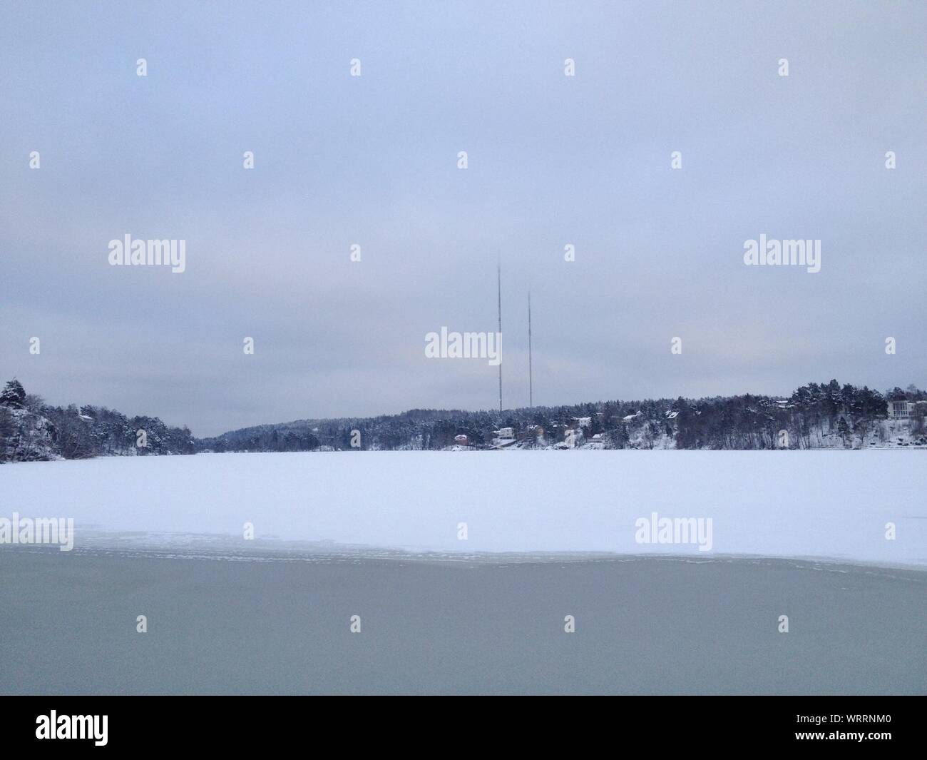 Frozen lake forest hi-res stock photography and images - Alamy
