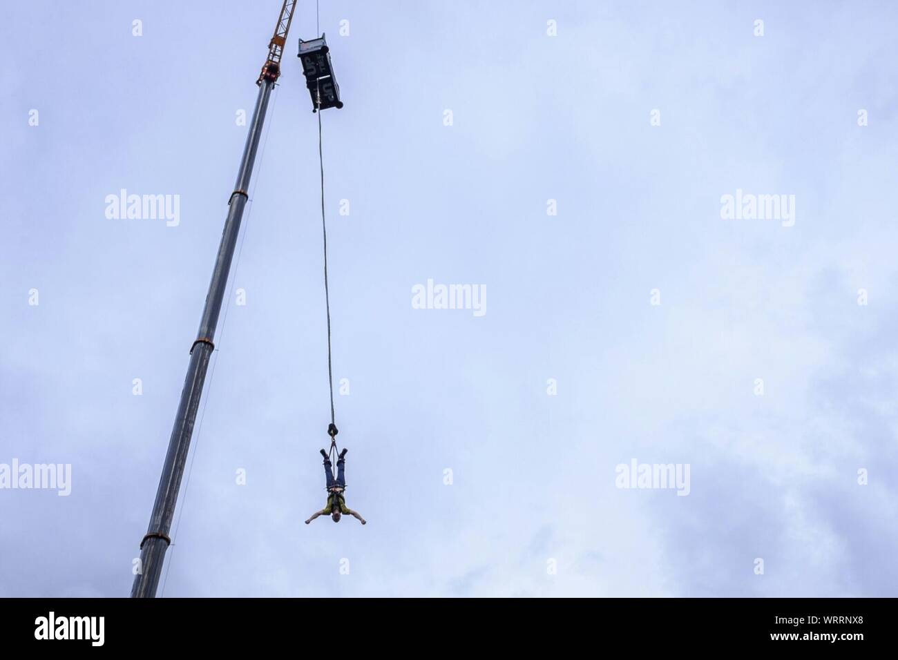 Crane bungee jumping hi-res stock photography and images - Alamy