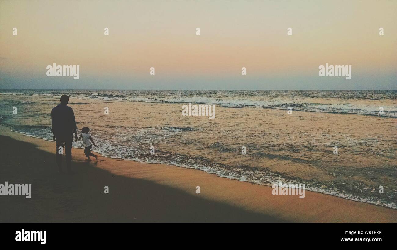 Family on beach at dusk hi-res stock photography and images - Alamy