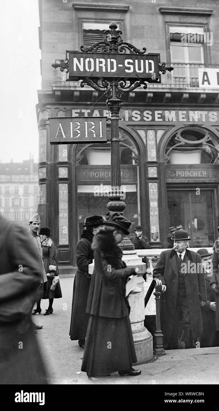 Mast of the North-South Paris Underground Electric Railway Company. In the background the Porcher establishments, circa 1918 Stock Photo