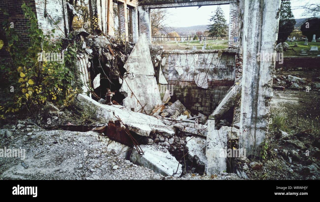 Damaged architectural building hi-res stock photography and images - Alamy