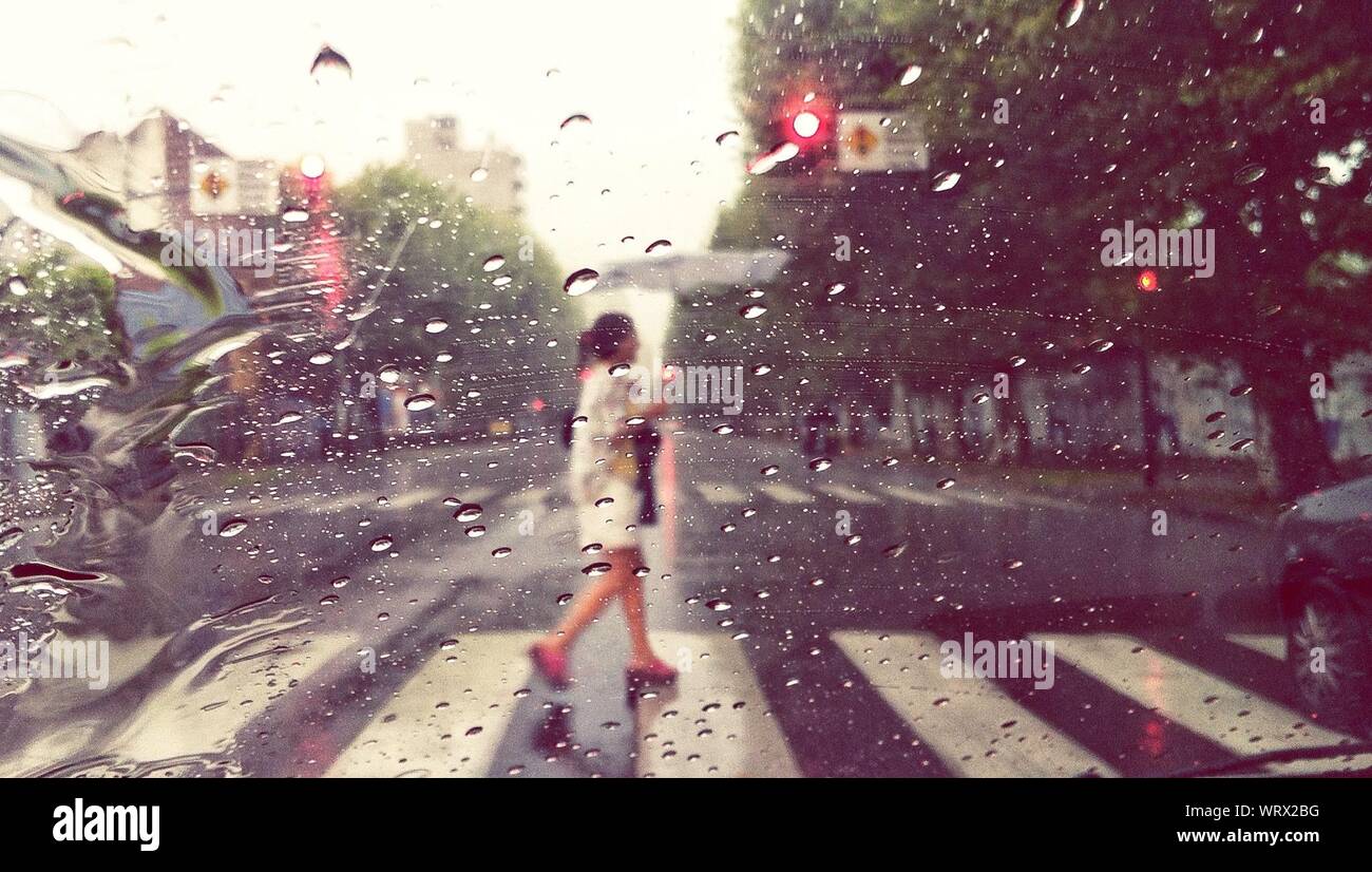 Rain street car hi-res stock photography and images - Alamy