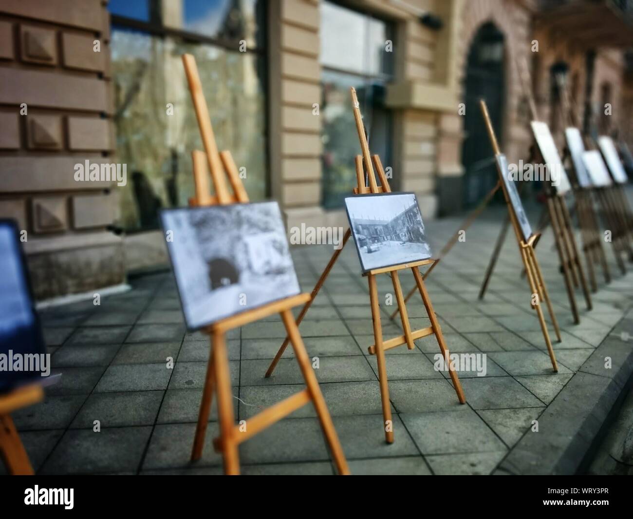 Art display easel hi-res stock photography and images - Alamy