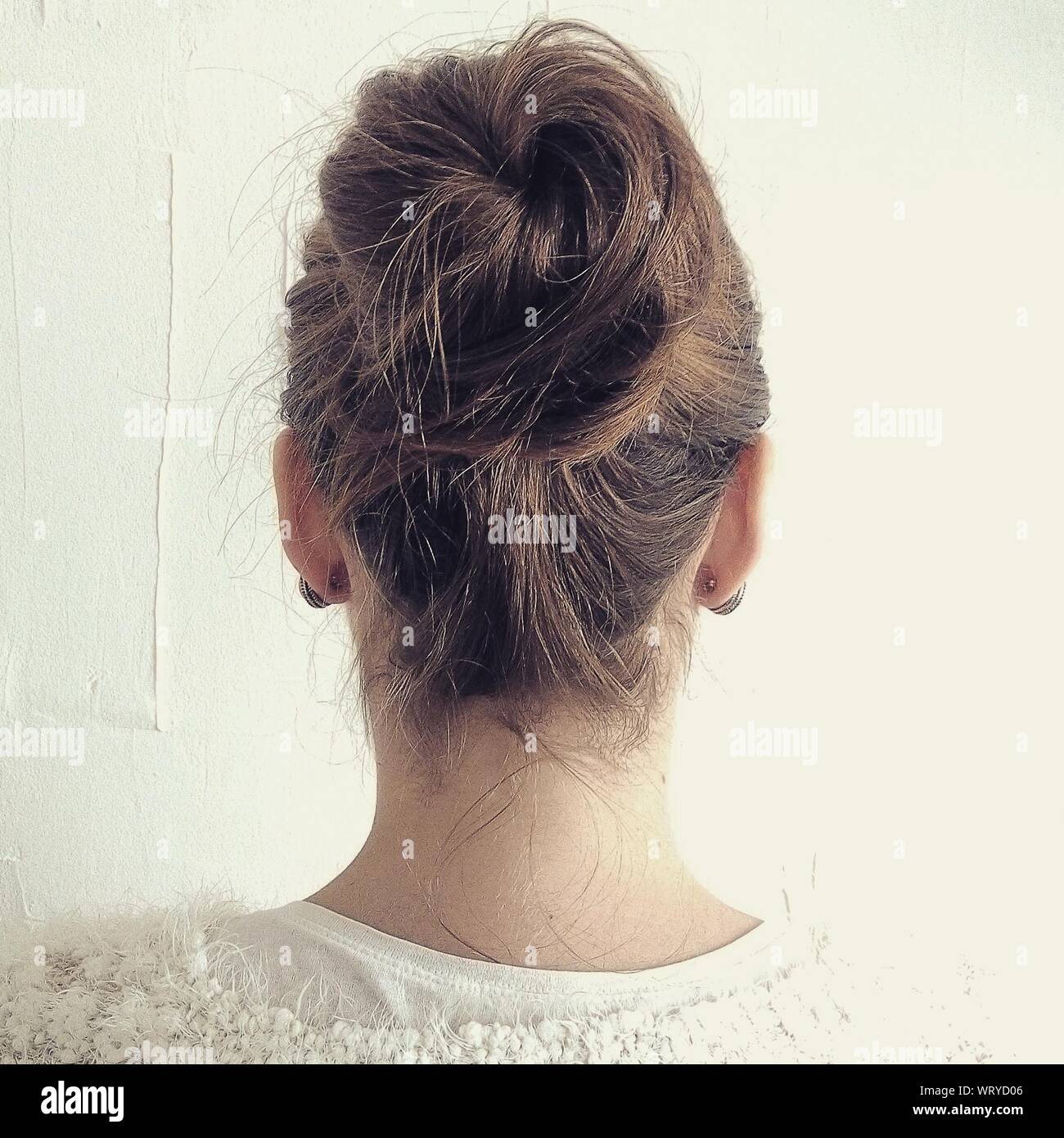 Brunette hair rear view hi-res stock photography and images - Alamy