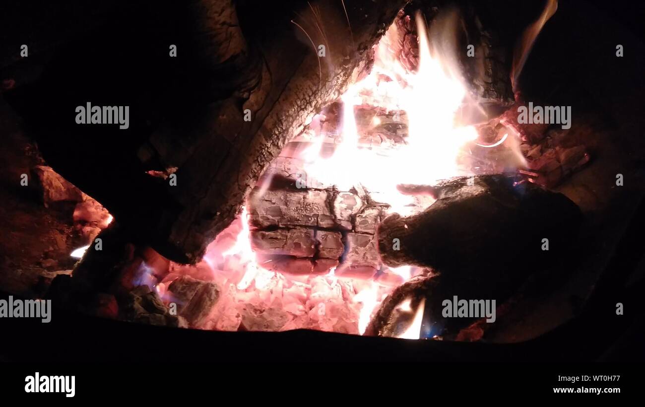 Coal burning fireplace hires stock photography and images Alamy